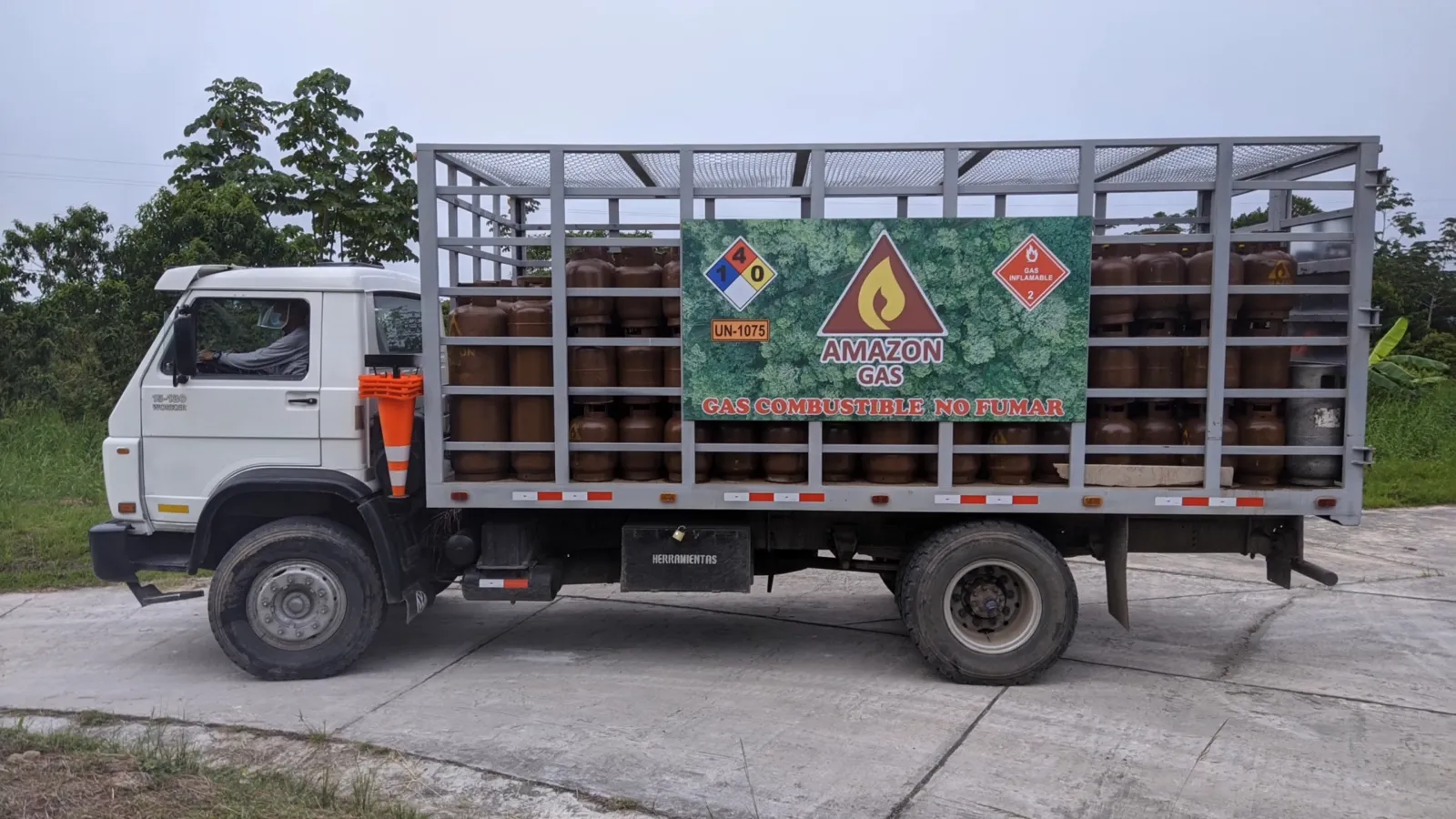 Camión de reparto de Amazon Gas cargado con balones de GLP dentro de una jaula metálica