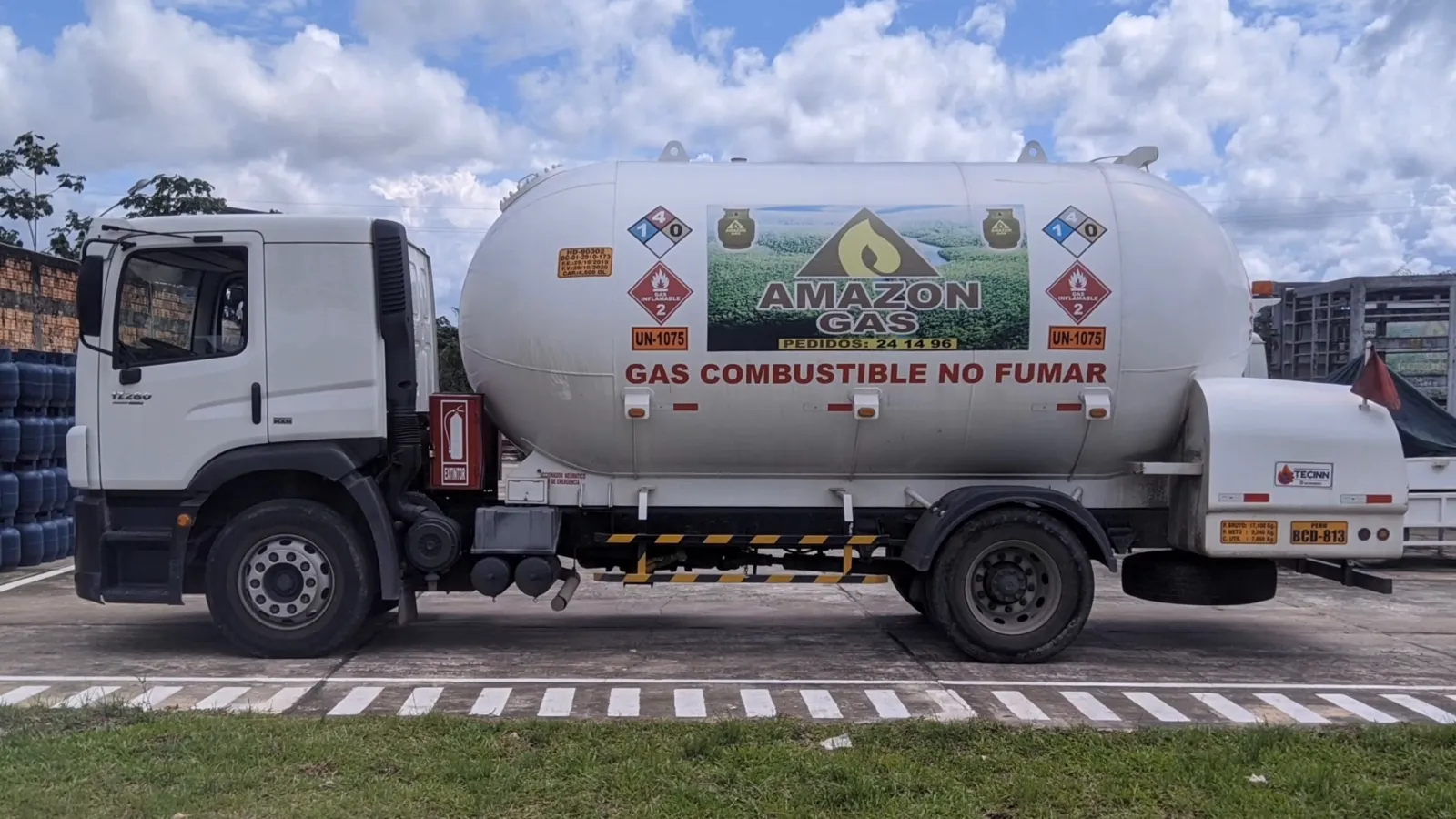 Camión cisterna blanco de Amazon Gas con la leyenda Gas combustible no fumar